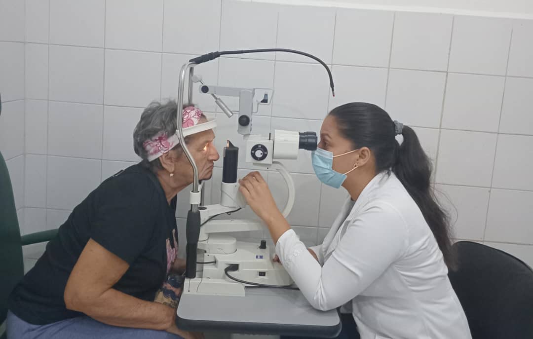 La consulta de Oftalmología del Centro Diagnóstico Integral (CDI) Simón Bolívar,situado en el municipio Leonardo Infante es muestra de entrega y dedicación en la atención a la salud visual.Brindar una atención de alta calidad se ha convertido en su propósito. 
#CubaPorLaVida