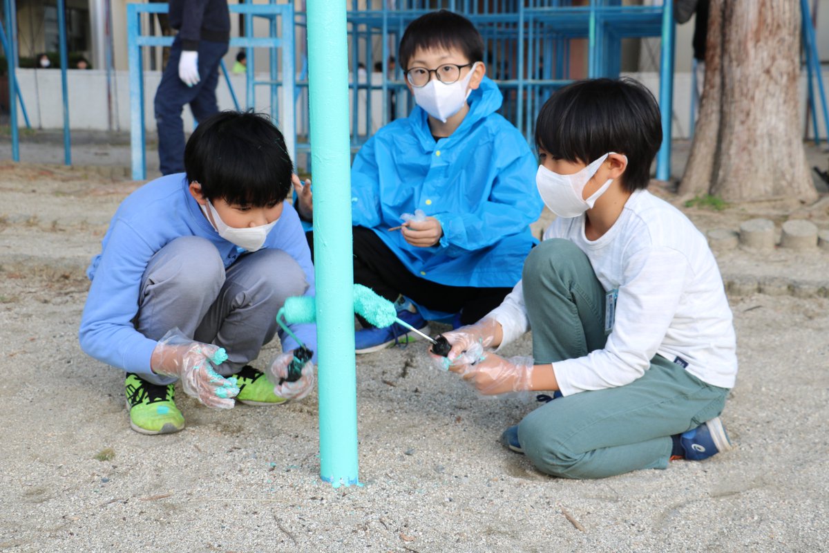 iwanumacity_PR's tweet image. 【児童自らが遊具にペンキ塗り🎨】
岩沼南小学校の環境委員会の児童が、岩沼市建設職組合青年部の職人の皆さんからプロの技術を教わりながら、鉄棒や滑り台などにペンキを塗りました！
日頃使っている遊具に、心を込めて真剣な表情で塗る姿が見られました👌
#岩沼 #宮城 #ペンキ #職人 #遊具 #学校