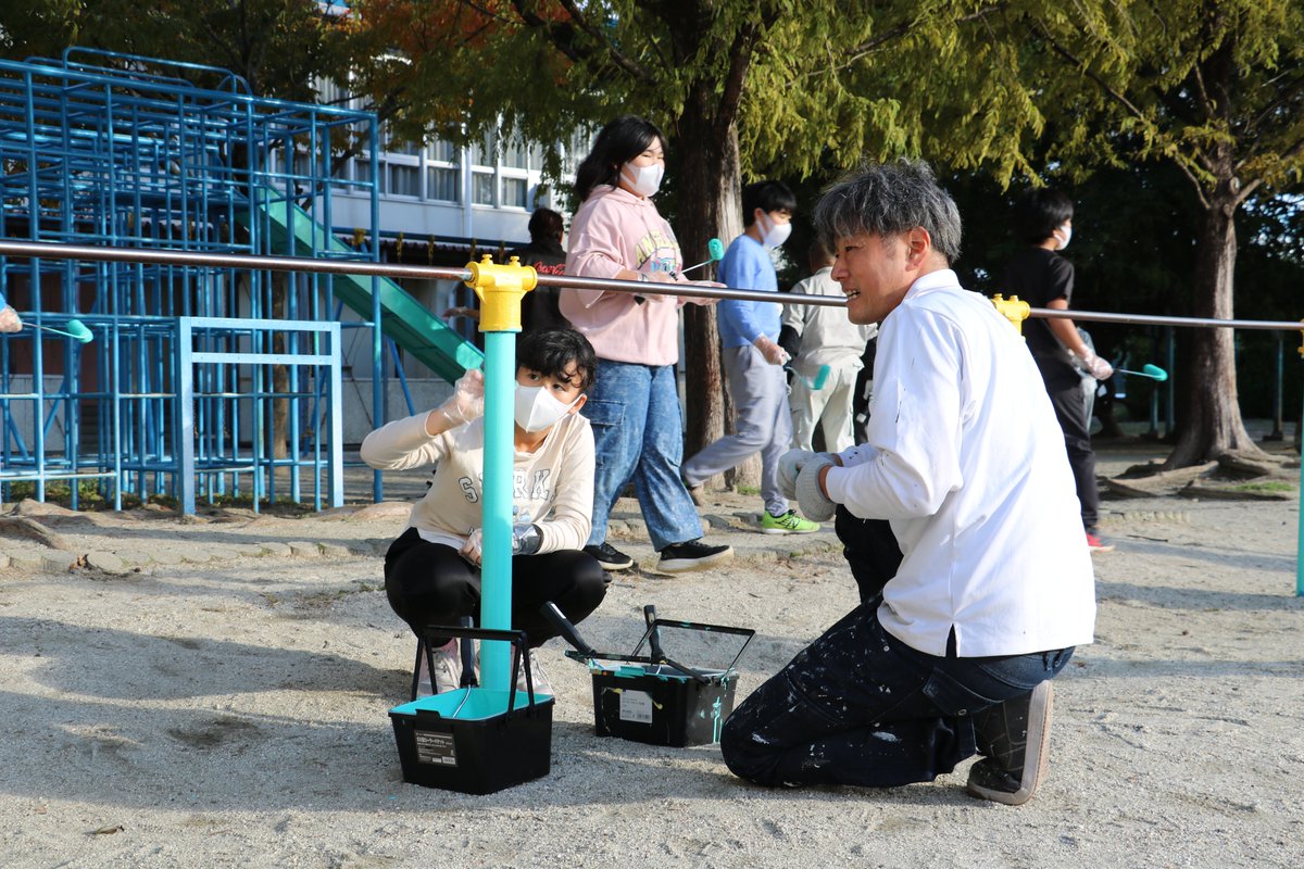 iwanumacity_PR's tweet image. 【児童自らが遊具にペンキ塗り🎨】
岩沼南小学校の環境委員会の児童が、岩沼市建設職組合青年部の職人の皆さんからプロの技術を教わりながら、鉄棒や滑り台などにペンキを塗りました！
日頃使っている遊具に、心を込めて真剣な表情で塗る姿が見られました👌
#岩沼 #宮城 #ペンキ #職人 #遊具 #学校