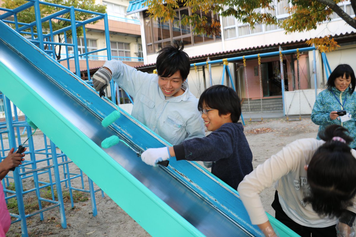 iwanumacity_PR's tweet image. 【児童自らが遊具にペンキ塗り🎨】
岩沼南小学校の環境委員会の児童が、岩沼市建設職組合青年部の職人の皆さんからプロの技術を教わりながら、鉄棒や滑り台などにペンキを塗りました！
日頃使っている遊具に、心を込めて真剣な表情で塗る姿が見られました👌
#岩沼 #宮城 #ペンキ #職人 #遊具 #学校