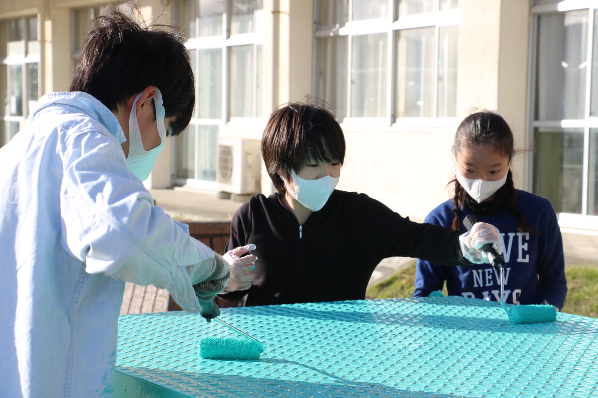 iwanumacity_PR's tweet image. 【児童自らが遊具にペンキ塗り🎨】
岩沼南小学校の環境委員会の児童が、岩沼市建設職組合青年部の職人の皆さんからプロの技術を教わりながら、鉄棒や滑り台などにペンキを塗りました！
日頃使っている遊具に、心を込めて真剣な表情で塗る姿が見られました👌
#岩沼 #宮城 #ペンキ #職人 #遊具 #学校