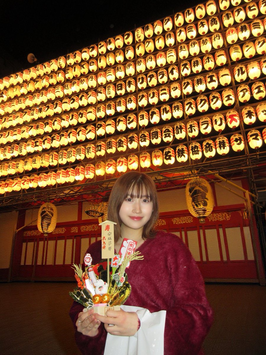 anjouyuna0101's tweet image. 昨日は学校に迎えに来てもらい
家族で毎年恒例の酉の市に
行ってきました🕊️⛩
🏫試験中ですが💦
熊の手やお飾りは
何としても欲しくて🧸✋

めちゃくちゃ混んでて歩けず😵
テスト勉強もしなきゃ行けないから
参拝は出来なかったけど…💦
今年も行けて良かったです☺️