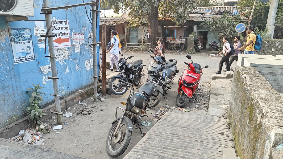 बदलापूर प्लॅटफॉर्म क्रमांक तीन एक्सलेटर कडे जाण्याचा रस्ता ...
ही बाईक पार्क करण्याची जागा आहे का? नेहमीच हा त्रास होतोय. <a href="/drmmumbaicr/">DRM Mumbai CR</a>