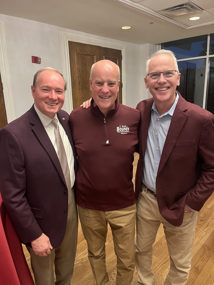 cs_bounds's tweet image. HAIL STATE! Bully Bloc event tonight! Always good to see the top Dawg, Dr Mark Keenum, President of dear ol’ State and meet the new skipper of ⁦@HailStateBB⁩,⁦⁦ ⁦⁦@CoachOakMSU⁩! Hang on!! This is going to be fun!
