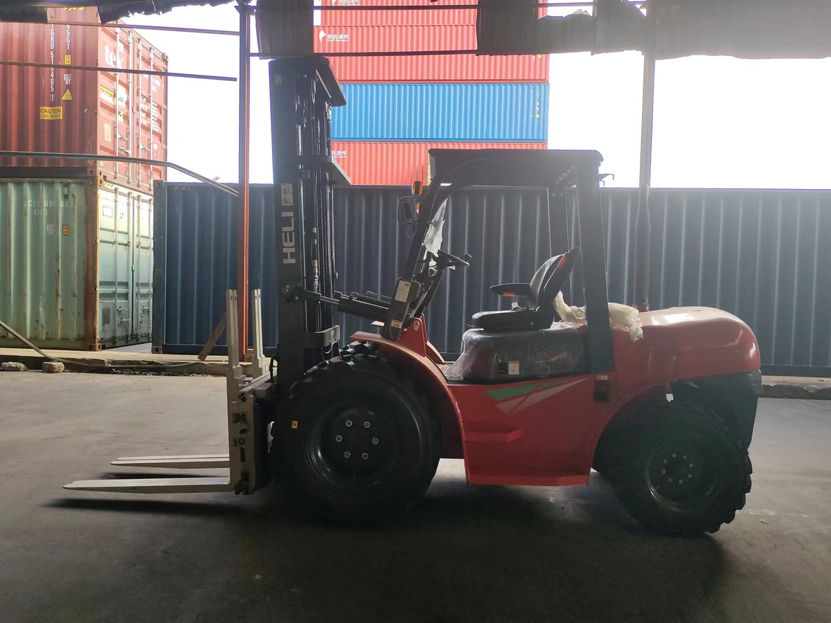 JuneLi_03's tweet photo. HELI Rough Terrain Forklift 2WD/ 4WD Welcome to inquiry https://t.co/jfHSgCBAuk