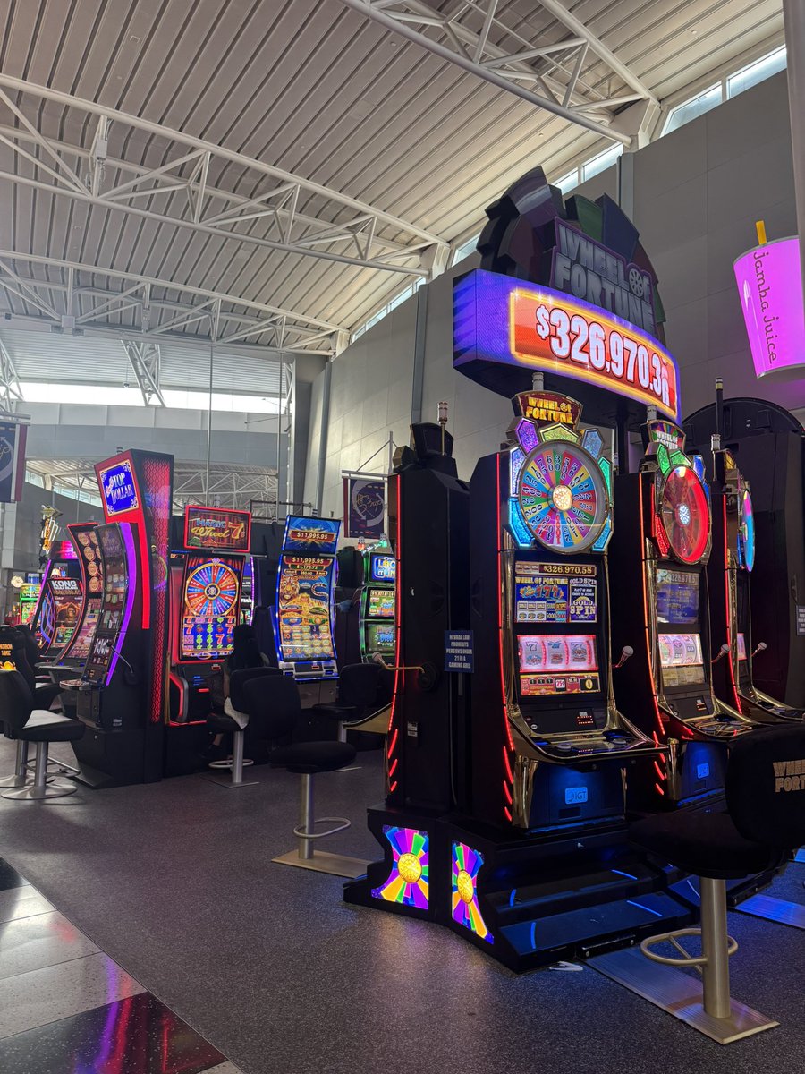 ラスベガスについたらすぐにスロットマシンがあるのは、やっぱ気分