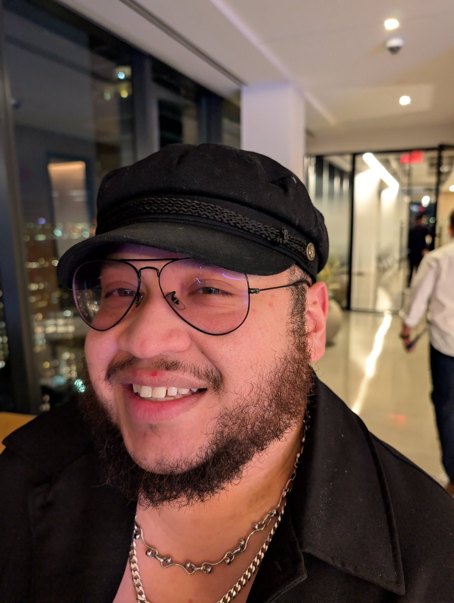 ViktorBunin's tweet image. Corporate needs you to find the difference between these pictures