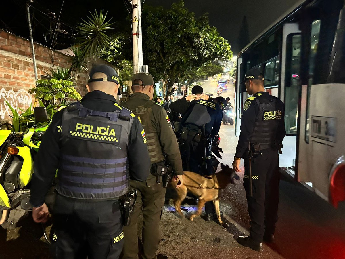 ManuelVillaMe's tweet photo. 🚨‼️En este momento estamos en la calle, con autoridad, orden y en articulación con Policía y el Ejército. 

Realizamos plan contra el hurto, cada acción está orientada a proteger a la gente y a enfrentar con toda la autoridad a quien incumpla la ley. https://t.co/6Cr7xCm8v6