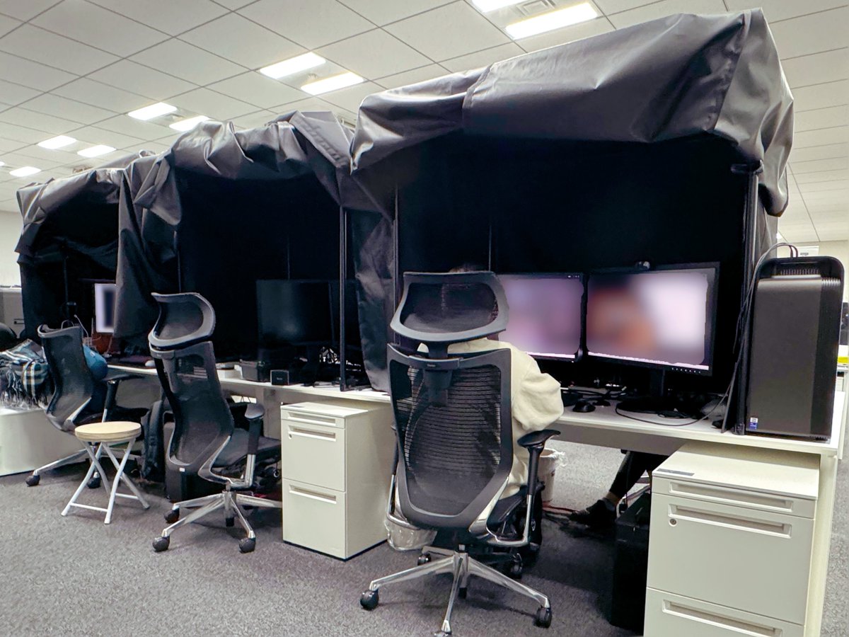 nagoshistudio's tweet image. ライティング班のデスク。3つ並んだ暗幕ボックスでは、ゲームの世界を照らす光が生まれています💡✨

Inside these blackout boxes, light is crafted—
shaping our game’s world from the shadows💡✨

#Lighting #gamedev #GameDevelopment