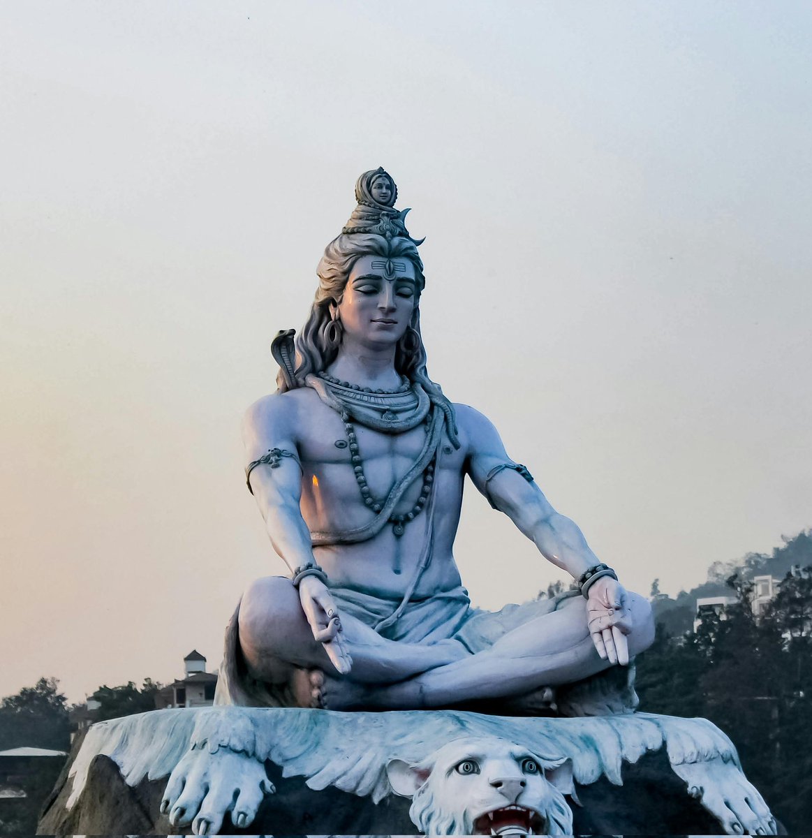 AmanJain_121201's tweet image. हर हर महादेव 🙏
ॐ नमः पार्वती पतये 🙏
माया को चाहने वाला बिखर जाता है,
महादेव को चाहने वाला निखर जाता है,
शिव-भक्ति में डूबा भक्त ,हर पल शिव-कृपा पाता है।

#HarHarMahadev #MorningVibes