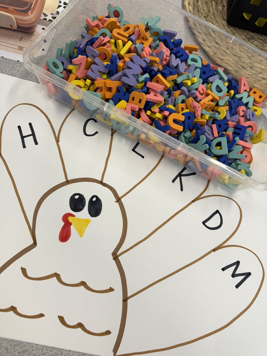 Iteach2ndgrade1's tweet image. Proud of my little alphabet turkey activity to use with my kindergarten kiddos! 🥰 #teacherlife #Creativity #handsonlearning