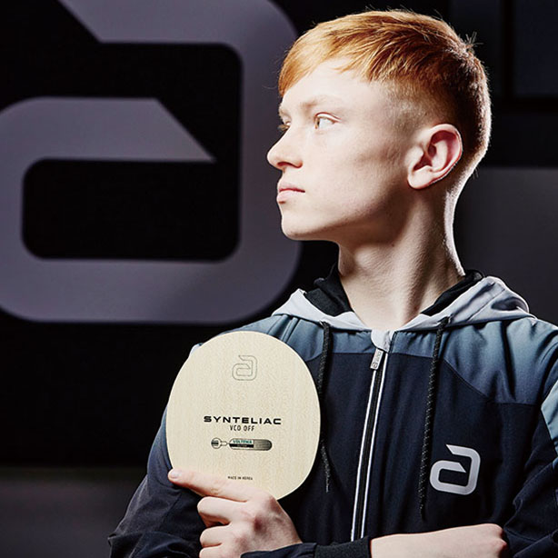 androサリヴァントラックスーツ🏓

クールな存在感を放つ、グラデーション柄ジャケット✨
軽くて動きやすく、同シリーズのパンツも好評発売中です。
チームウェアにもオススメ！

詳細はコチラ👇
zurl.co/ddOaL