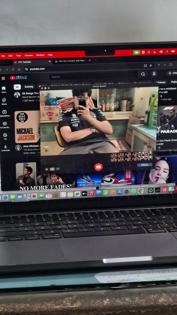 Jaymieseo's tweet photo. Messy ahh office and that HSR tier list tab 🥀 https://t.co/LFMc1ndSg9
