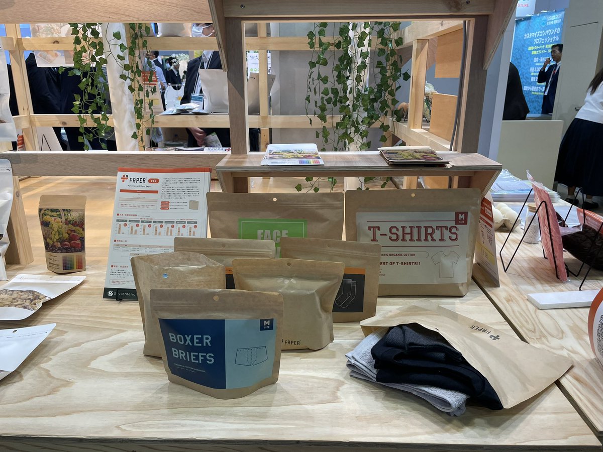 sky_smhd170803's tweet photo. 今回、グループ協業の新ブランド「FAPER」を展示しています📃#FAPER は当グループの強みである #紙 と #フィルム を組み合わせ、お客様の環境や機能などの課題を解決していく製品シリーズです🌳🕊️
近日、規格品４シリーズを販売する予定で、そちらも展示しておりますので、ぜひ見にきてください〜🙇‍♀️

#スカイマテリアルグループ #SMHD #武蔵野産業 #昭プラ株式会社 #スカイフィルム株式会社 #株式会社バイオマスフィルム #株式会社キラックス #バイオマスパッケージ #エコパッケージ #紙包装 #サスマ #幕張メッセ #高機能素材Week #包装紙材 #環境保全 #環境包材 #サステナブル #SDGs