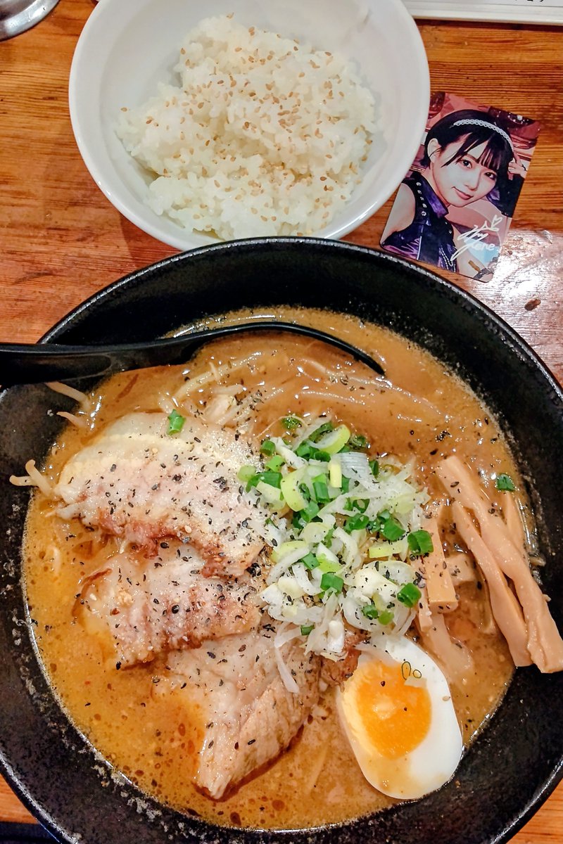 zenkaidu's tweet photo. 激戦区🚇️葛西
チャーシュー味噌ラーメン🍜
特製味噌に秘伝のタレを合わせた
パンチの効いた濃厚スープ
もちもちの太麺がしっかり絡み
一度食べたらやみつきになる
炙りチャーシュー　パラパラそぼろ
シャキシャキもやし・タマネギ
半熟煮卵　極太メンマ
人気NO.2メニュー！
#ひろや
#みやむらーめん https://t.co/rUaRmrAtPk