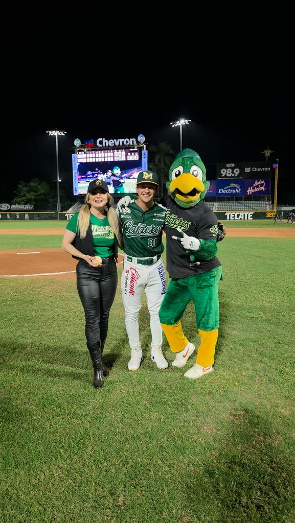 verdesxsiempre's tweet photo. Silvia Mendívil, cantante orgullosamente mochitense, realizó el lanzamiento de la primera bola en el juego dos de la Serie Talento Verde. 💚🎶 #TalentoVerde #GreenPower https://t.co/XFzb7ZQQ02