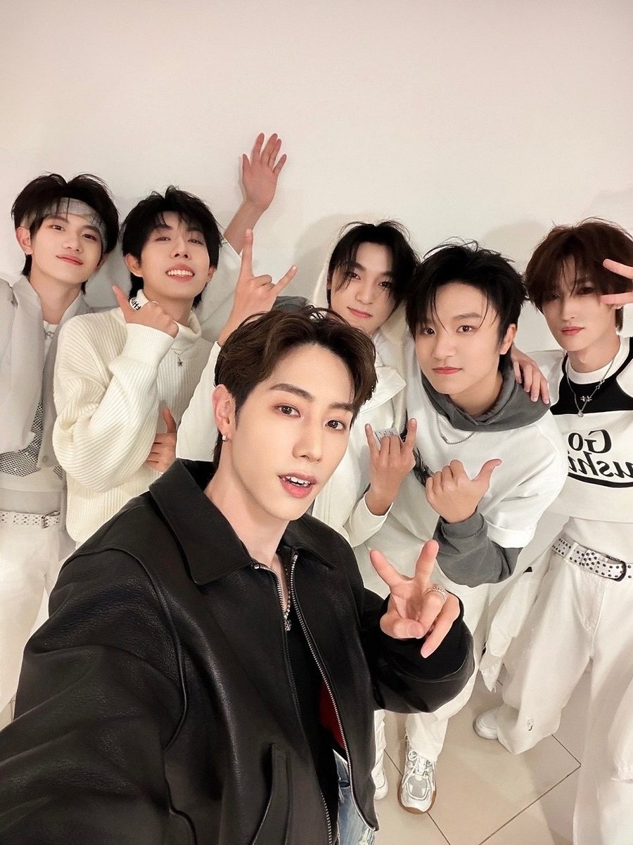 CIIU_TH's tweet image. © 段宜恩 MARK TUAN
Weibo Update 251113

ขอบคุณทุกคนที่มากันสุดสัปดาห์ที่แล้ว!
ดีใจมากที่ได้พาทุกคนขึ้นเวทีร้องเพลงใหม่ของฉัน~ หวังว่าทุกคนจะสนุกกันนะครับ!

ขอบคุณรุ่นพี่ #段宜恩 #MARKTUAN
ที่ลงรูปกับน้องๆ BENFUSHAONIAN นะคะ💙
#CLOSERTOYOU
#CIIU #奔赴少年CIIU
#JYP #JYPCHINA