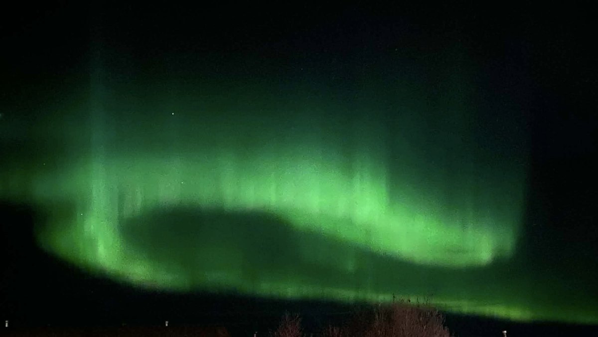 moon9502's tweet photo. northern lights tonight~💚 https://t.co/bL9ztT62cx