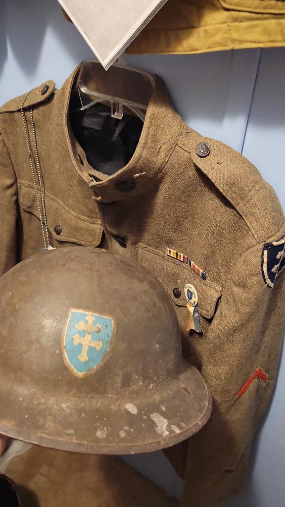 maythesexy's tweet photo. @Saintversa Something about WW1 man i can't stop collecting items, Bunnleys helmet and gas mask bag, dude was gassed a few days before armistice https://t.co/XoKNQnTwOA