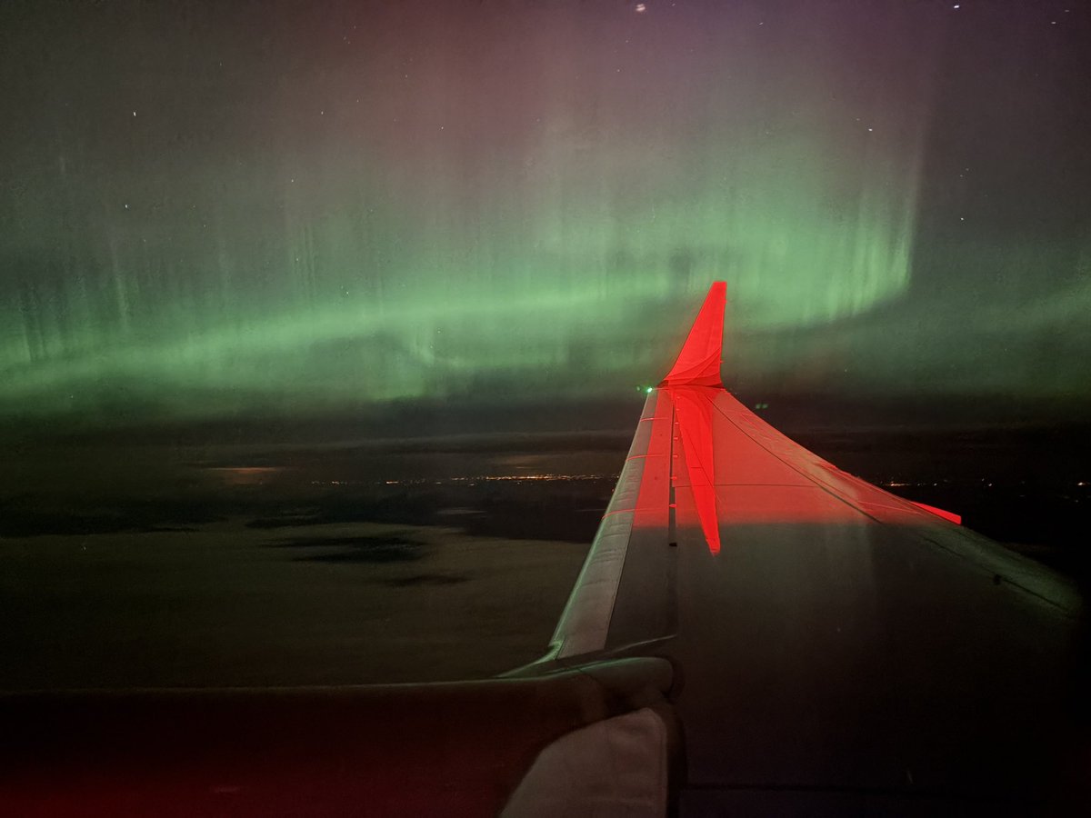 OrbitJM's tweet photo. Tonight’s Aurora from FL360 on @AlaskaAir https://t.co/oCKVoP2ujw