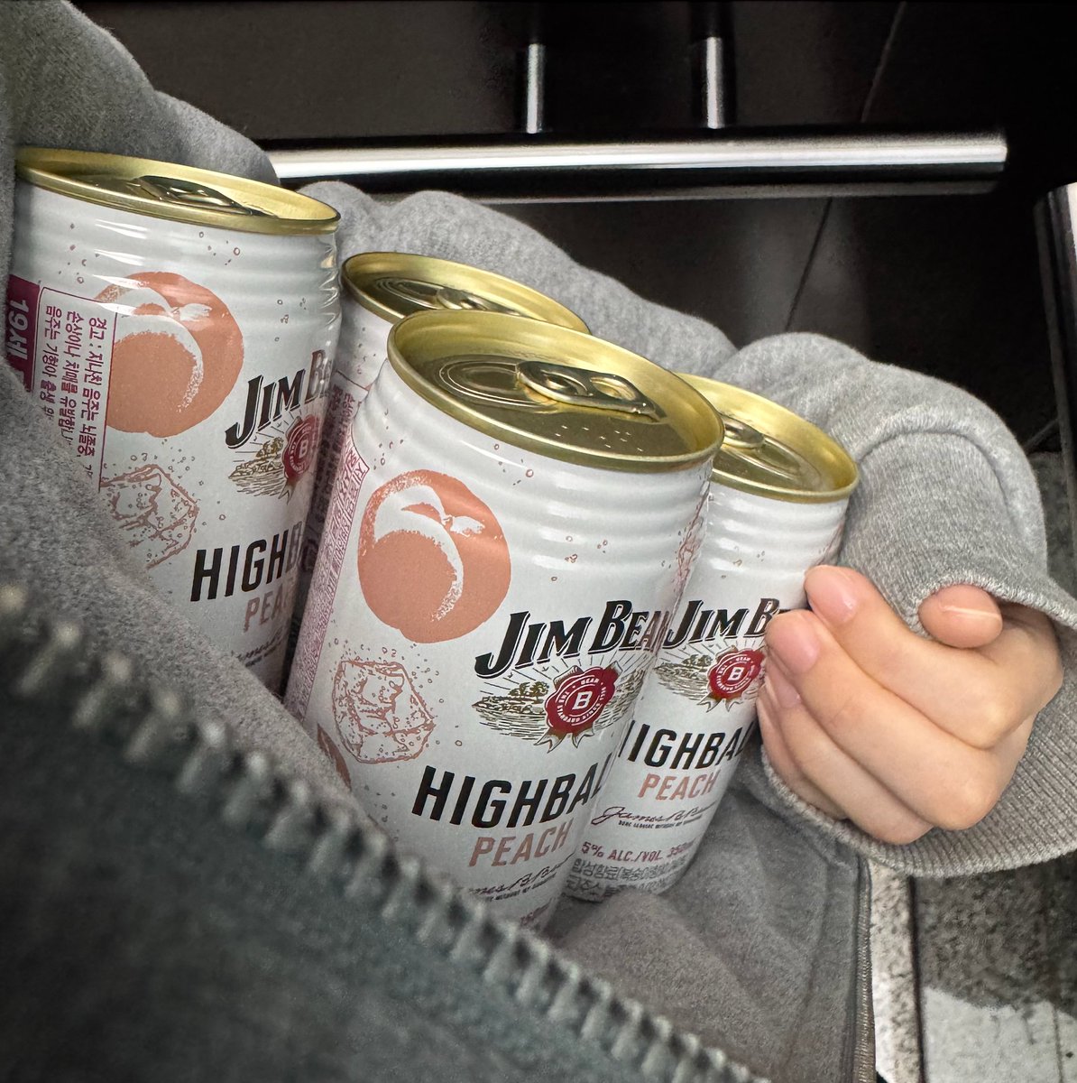 일본에서 먹고 궁디짝박수쳤던 짐빔하이볼피치
지금 씨유에서 겨울 한정판으로 판다길래 들쳐업고 옴