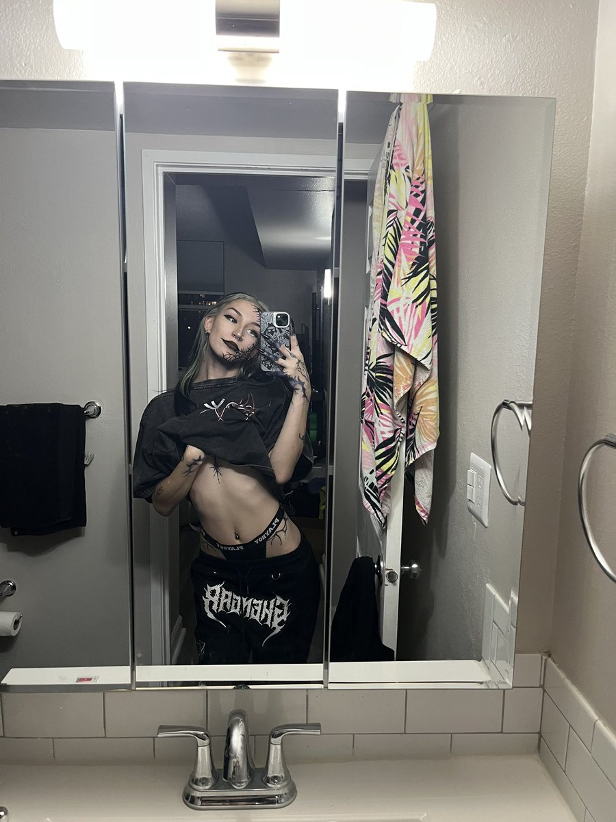 _Sxvvv_'s tweet photo. Lip service - Holywatr https://t.co/dOEWLTv4ko