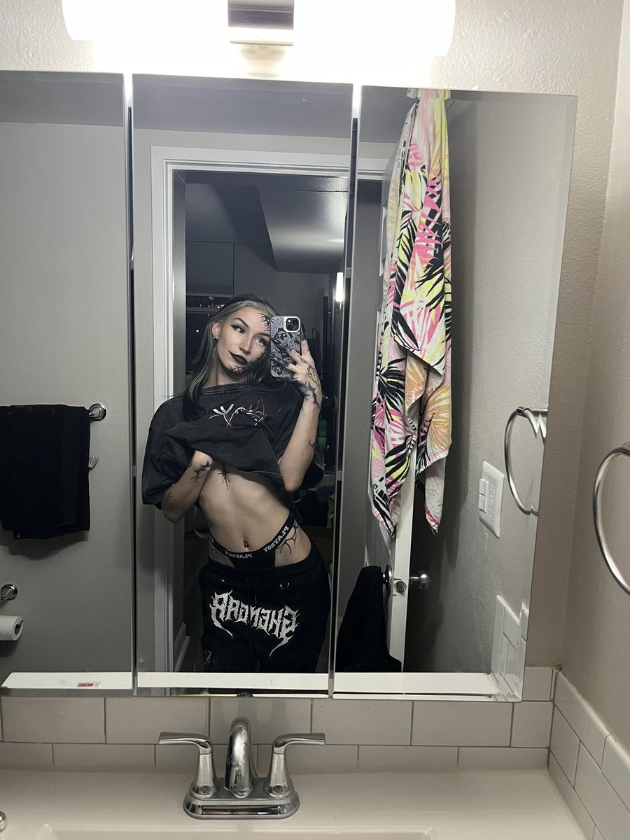 _Sxvvv_'s tweet photo. Lip service - Holywatr https://t.co/dOEWLTv4ko