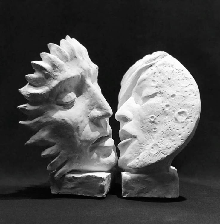 <a href="/LetrasdeO/">Olivia</a> El sol y la luna no se cruzan quizás en algún eclipse.
#12PalabrasalViento