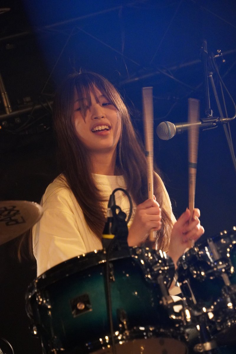 317ChelsyReaL's tweet image. 昨日のトップバッターは初見のギムザ♪
京都のベースボーカル3ピース♪
盛り上がる楽曲からしっとりな楽曲まで、楽しそうなパフォーマンスが印象的♪
また次会う時までに3人ともサイン考えといてね♪(*¯ᵕ¯*)

#ギムザ
#三国ヶ丘FUZZ
#FUZZFES2025