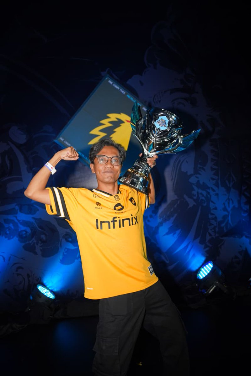 penguasaID's tweet photo. Lupa, belum posting foto angkat piala ONIC juara MPL ID S16 https://t.co/z1i5Jwbpkw
