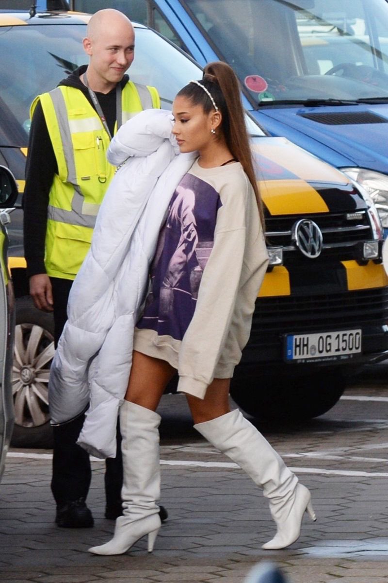 gabsneedy's tweet photo. queria que a ariana fosse assim pro oscar https://t.co/t4Ar3xGYRK