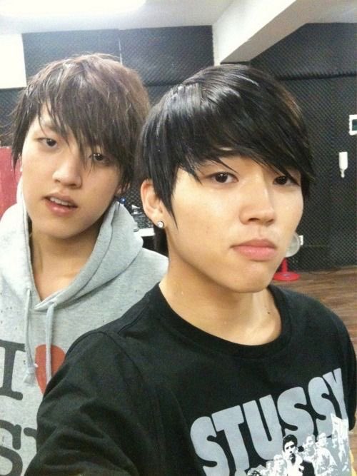 아니 그니까 왼쪽애가 오른쪽애 코만져봐도 되냐고 물어봤다고? 근데 끝내 못 만져봤고?ㅋㅋㅋㅋㅋ
왤케시트콤임진짜