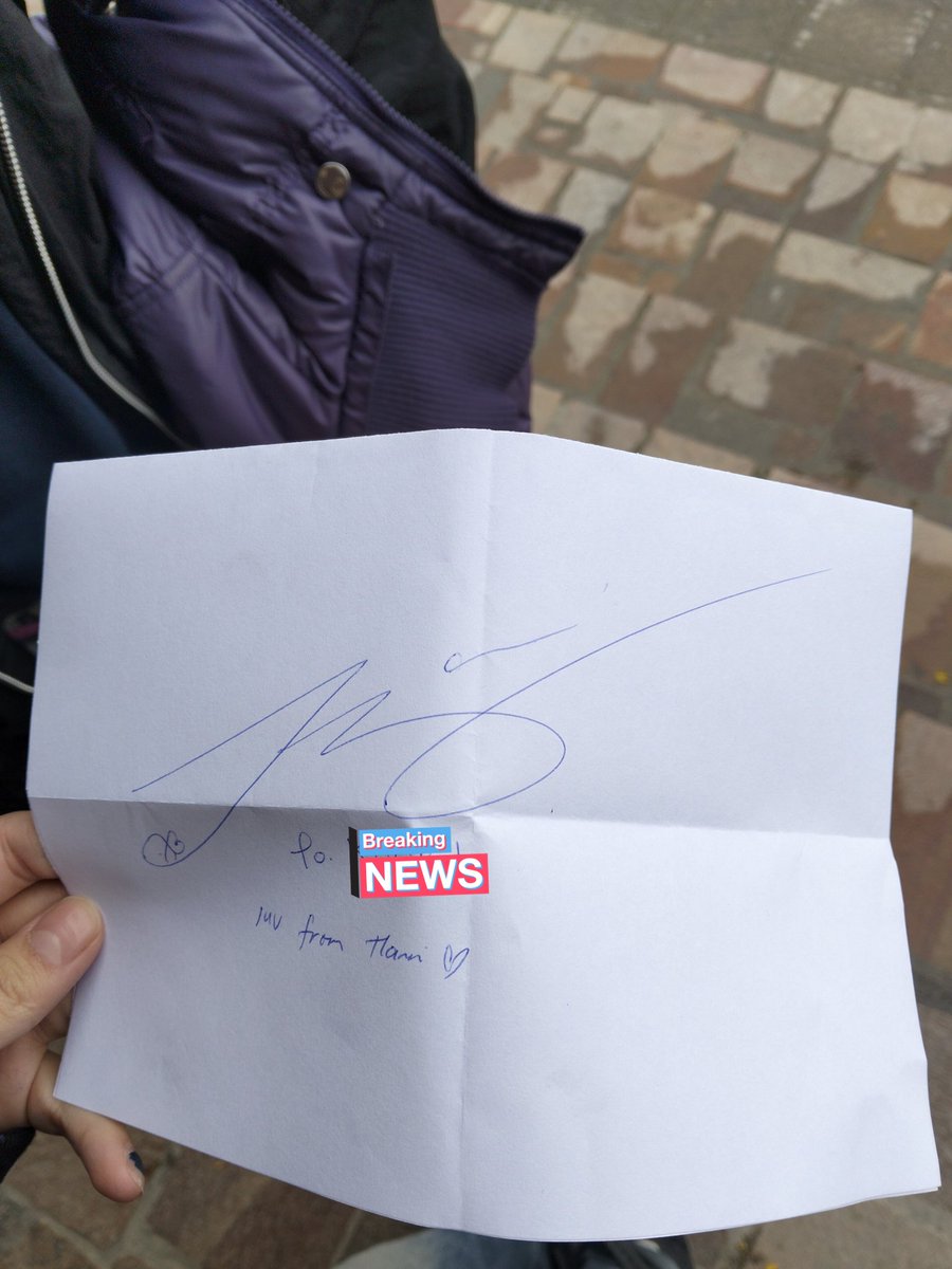NJZPOPBAZE's tweet image. The person who met Hanni in Ushuaia, Argentina received an autograph from her, says that he met her by chance, that she seemed happy, and that Hanni has brown hair.
This person asks that you please respect Hanni&apos;s personal space if you see her in Argentina 🩷 

#하니 #Hanni