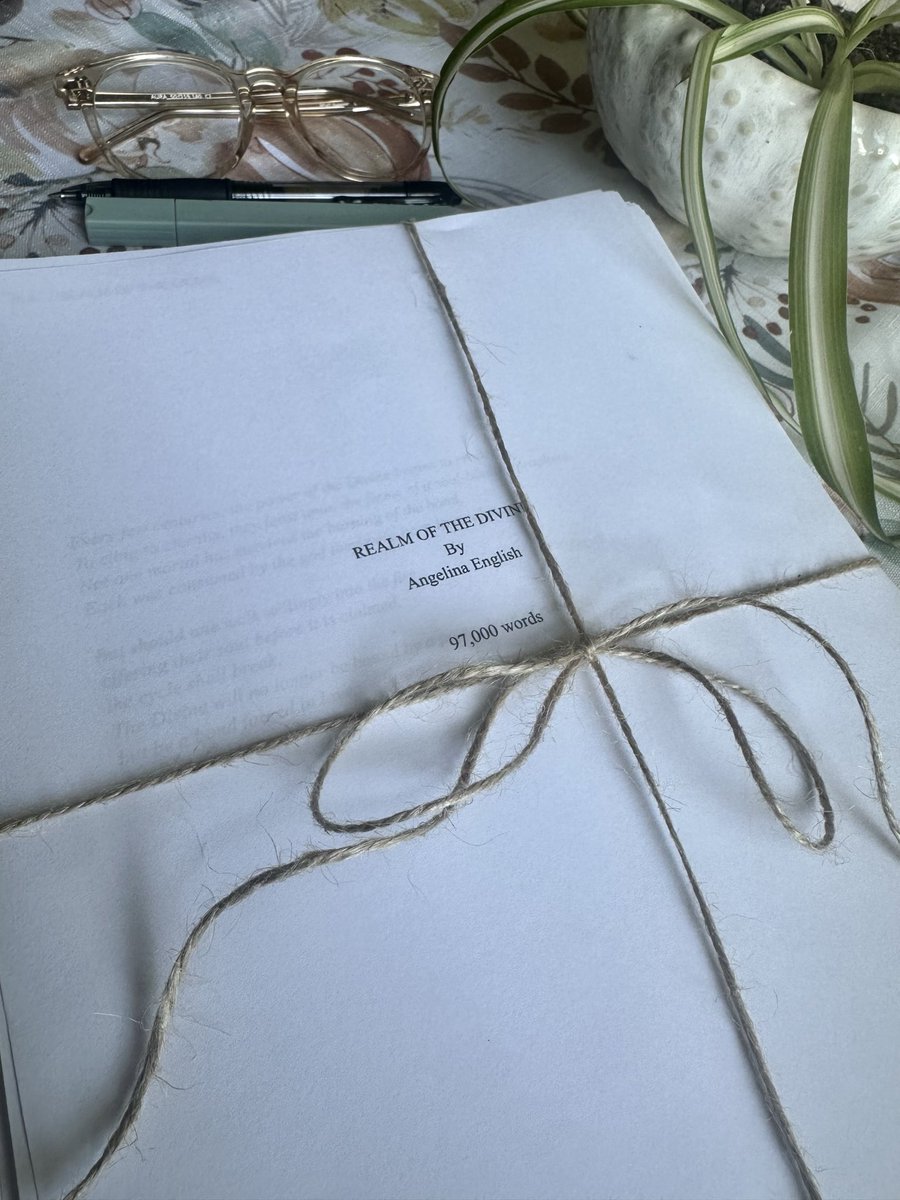 angelinawrites's tweet image. Here it is, in all of its glory. In my best London Tipton voice… yay me!!👏🏼 

#writertwt #booktwt #writercommunity #authors