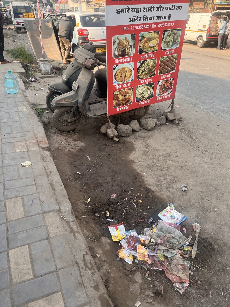 FSiddhesh's tweet image. Why there are garage vehicles which are scrap but still keep lying on road and it is encroachment but no option to raise from PCMC Smart Sarathi app.
@pcmccomm @Team_PCMC 
Location- Near Sai Veg Hotel, Pandhare Wasti road, Punawale