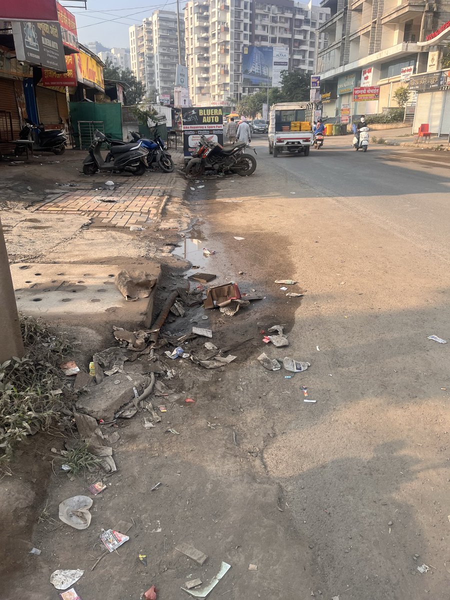 FSiddhesh's tweet image. Why there are garage vehicles which are scrap but still keep lying on road and it is encroachment but no option to raise from PCMC Smart Sarathi app.
@pcmccomm @Team_PCMC 
Location- Near Sai Veg Hotel, Pandhare Wasti road, Punawale