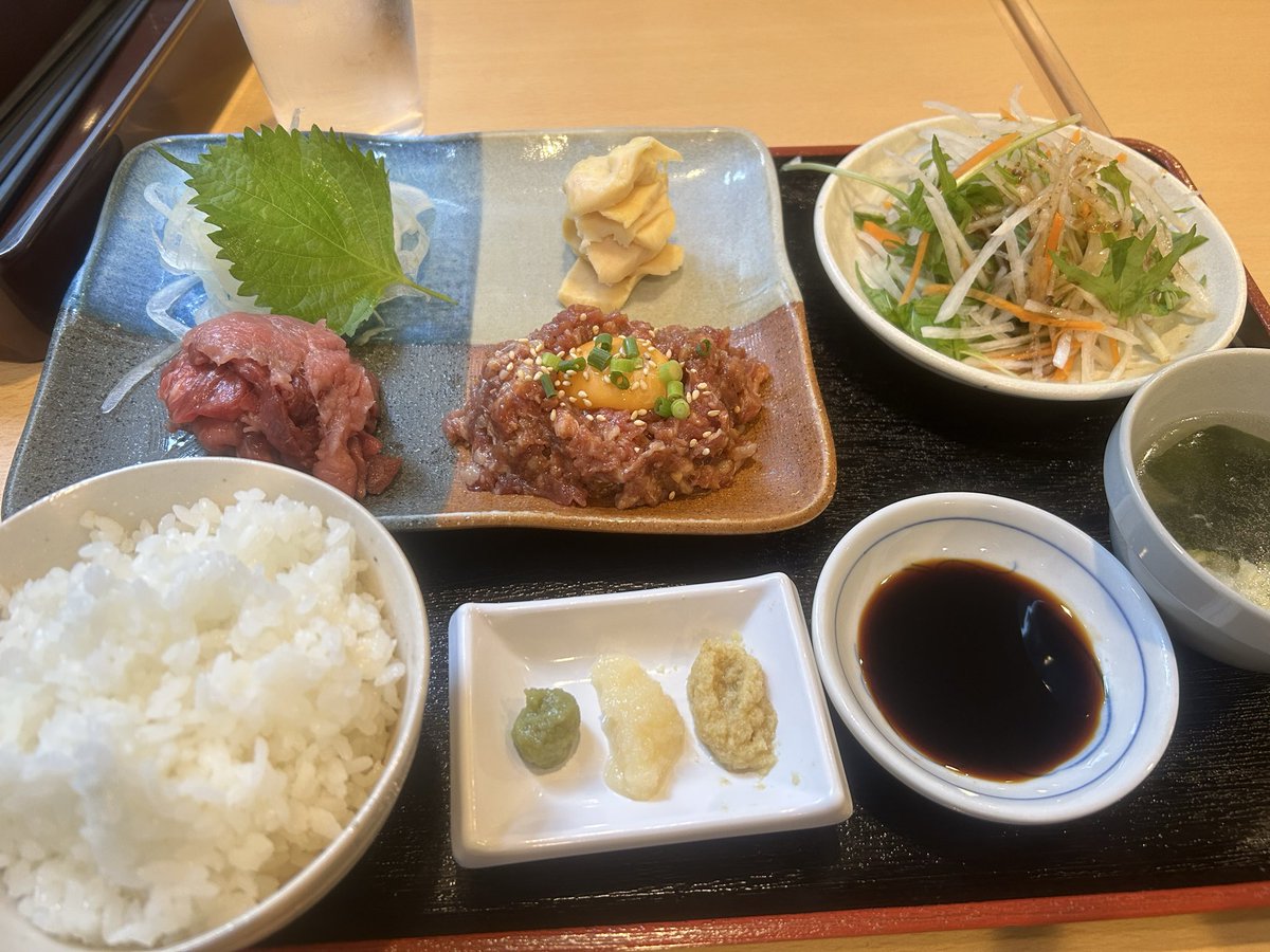 ランチ1200円で食べれる馬刺し定食✨