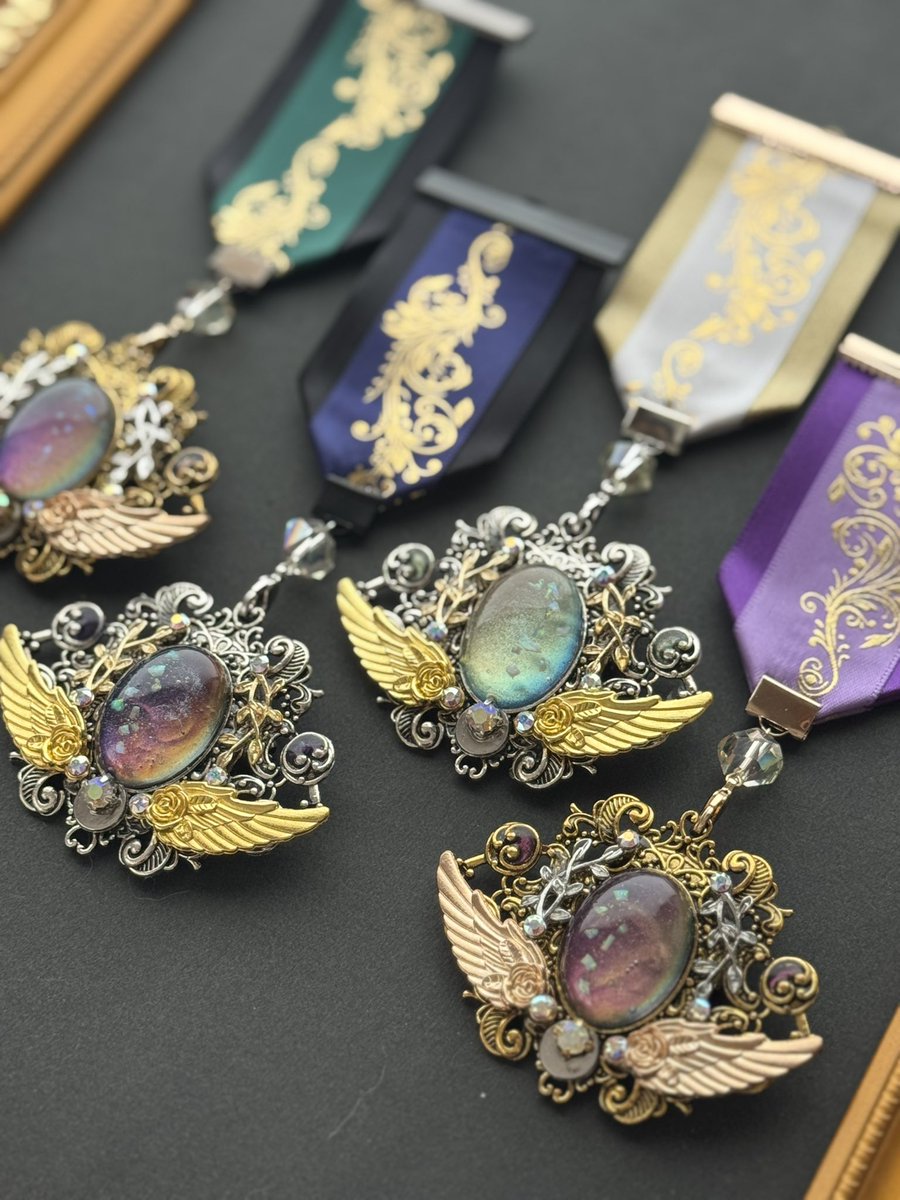 勲章ブローチ形になりました！4色展開、各1です。リボン部分は取り外し