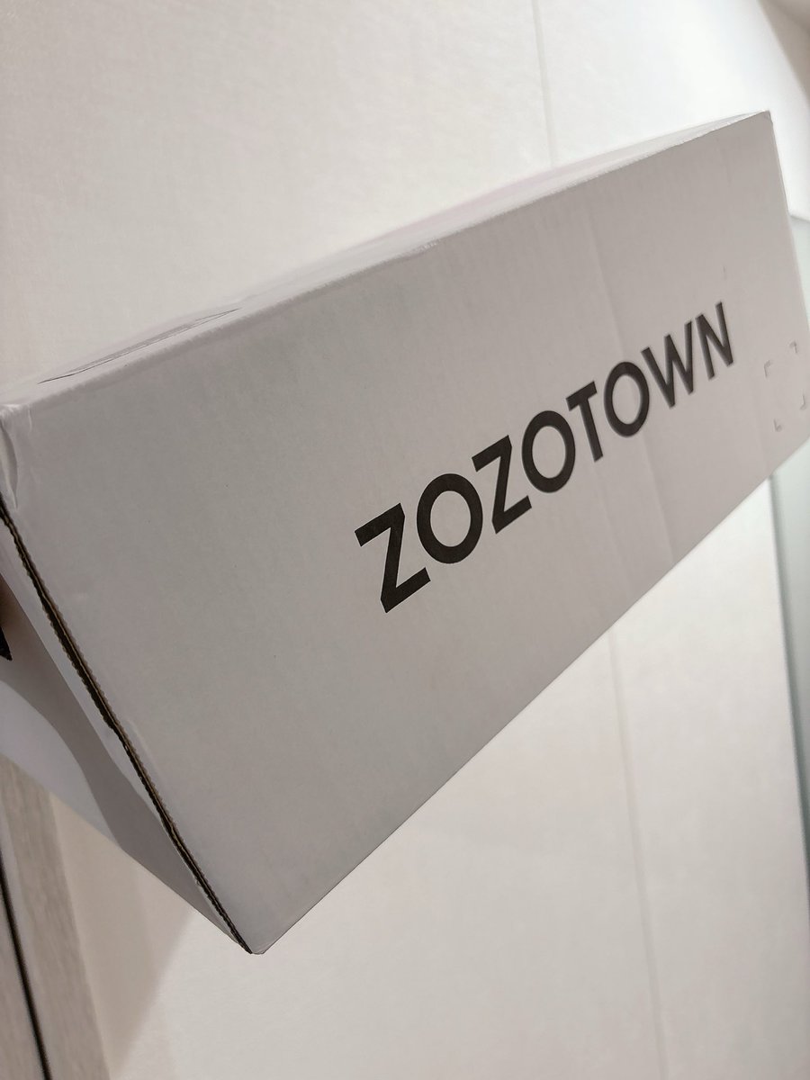 otorihikiyam's tweet image. 白い箱‼️初めてで声出た😭❣️既に嬉しい😭🌸
#ZOZOSALE箱CP
#ZOZOTOWN