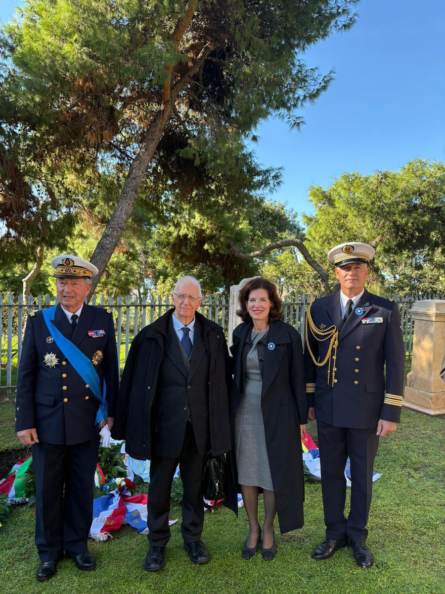 laurenceauer's tweet photo. Cérémonie du #11novembre au cimetière d’Athenes en présence du Président de la @SmlhNational l’amiral Coldefy, du président de la nouvelle section grecque, de mes collègues et des élèves du lycée Eugène Delacroix. Célébration du 110e anniversaire du #FrontdOrient @LeSouvenirFran1 https://t.co/OBBRXh5SlW