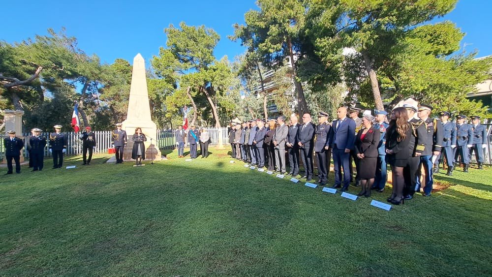 laurenceauer's tweet photo. Cérémonie du #11novembre au cimetière d’Athenes en présence du Président de la @SmlhNational l’amiral Coldefy, du président de la nouvelle section grecque, de mes collègues et des élèves du lycée Eugène Delacroix. Célébration du 110e anniversaire du #FrontdOrient @LeSouvenirFran1 https://t.co/OBBRXh5SlW