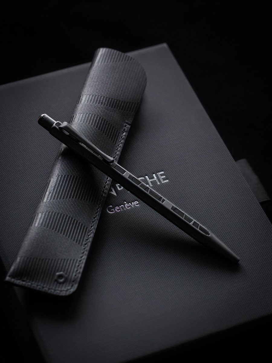 graf_von_dupont's tweet image. エクリドール ブラックライン

カラーで撮ってるのにほぼモノクロ写真 笑

某さんオマージュで黒の中で黒いペンを表現してみたけど・・・めちゃ難しい！

ということでエクリ95本目

#文房具