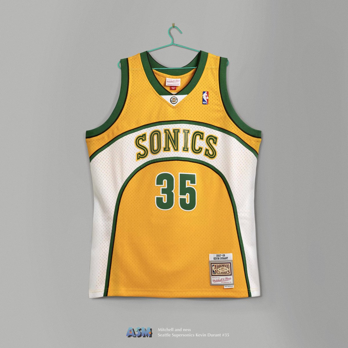 Abhay_Siby_'s tweet image. Mitchell and ness Seattle supersonics Kevin Durant swingman jersey. #35 Photo by Abhay Siby Mathew.

 #nba #nbaindia @NBAIndia @mitchell_ness #basketball #nbajersey #Abhaysiby #abhay #a8m