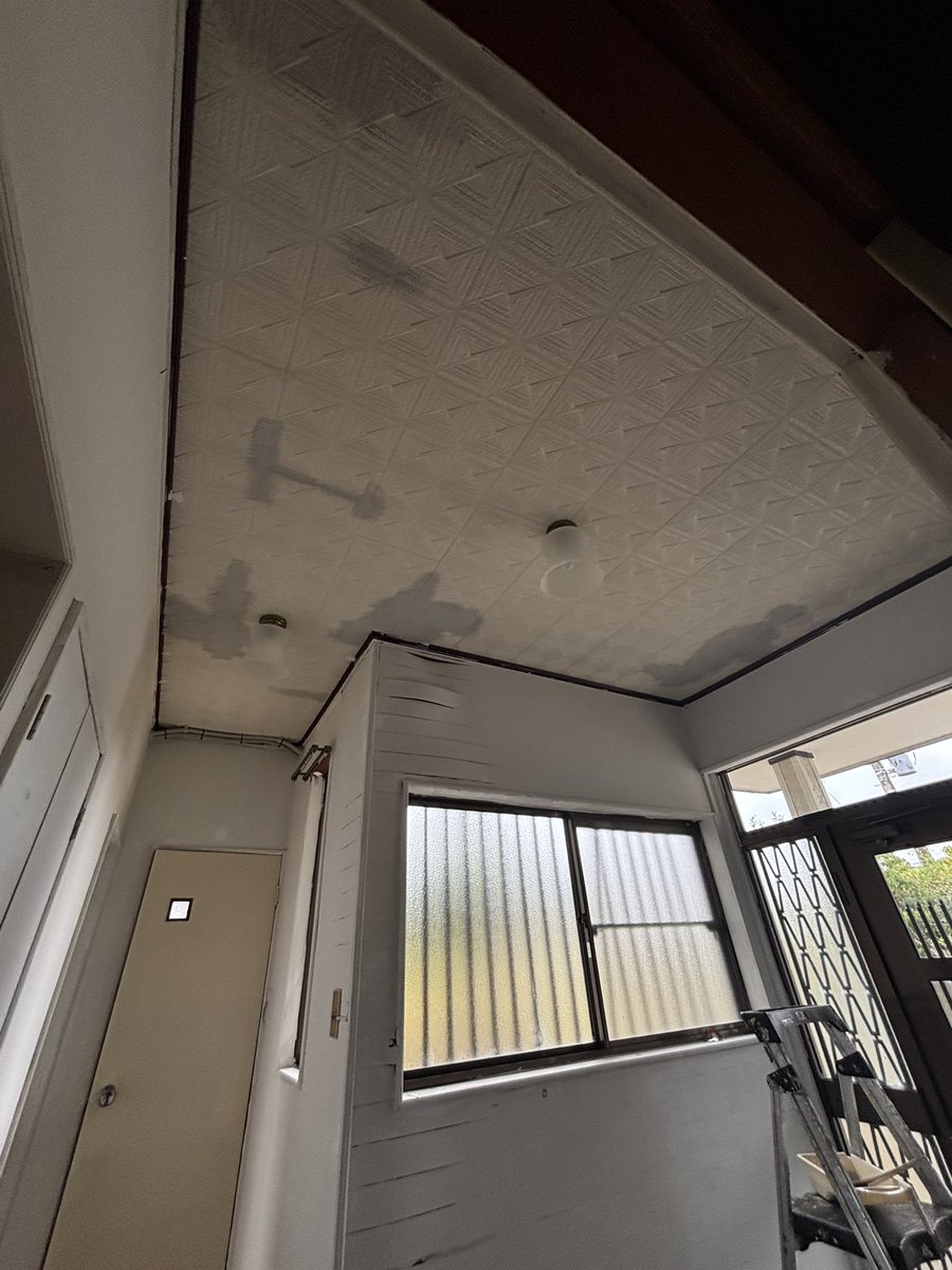 eric7blog's tweet image. 雨漏り跡を雑だけどペンキ塗りしました🙋🏻‍♂️

これでまた雨漏りしても、シミになってわかるようになります🏡