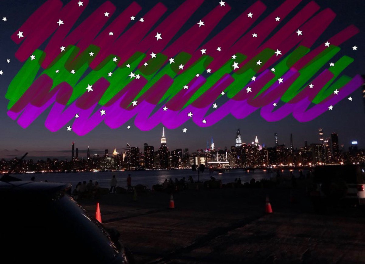 GUYSSSS I CANT BELIEVE I CAUGHT THE NORTHERN LIGHTS TONIGHT IN NYC!! I can stare at this view all night 😍