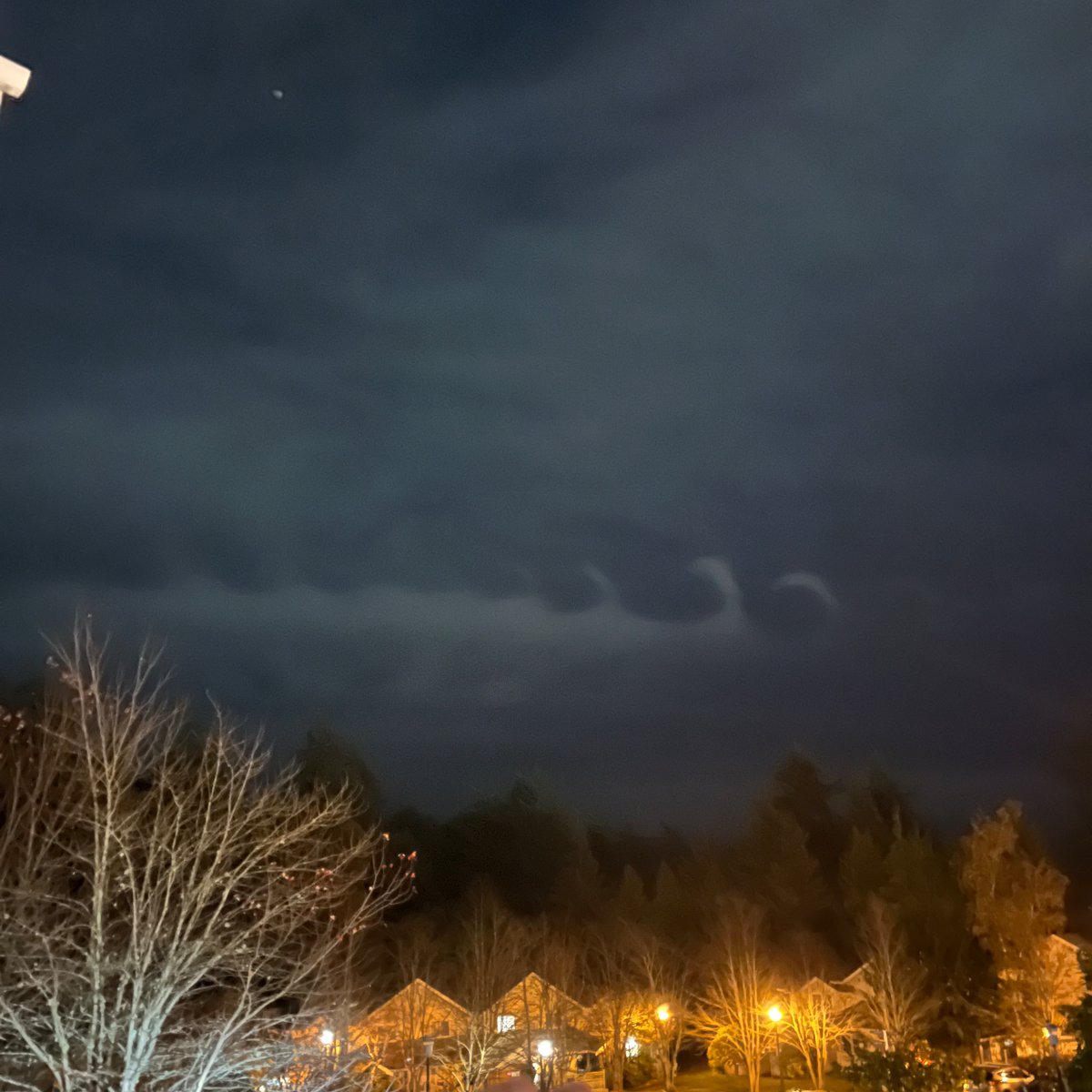 adriablc's tweet photo. When you step outside looking for the aurora but you get Kelvin–Helmholtz waves instead 🌊 #bcstorm #victoriabc https://t.co/U3hEPzqSvw