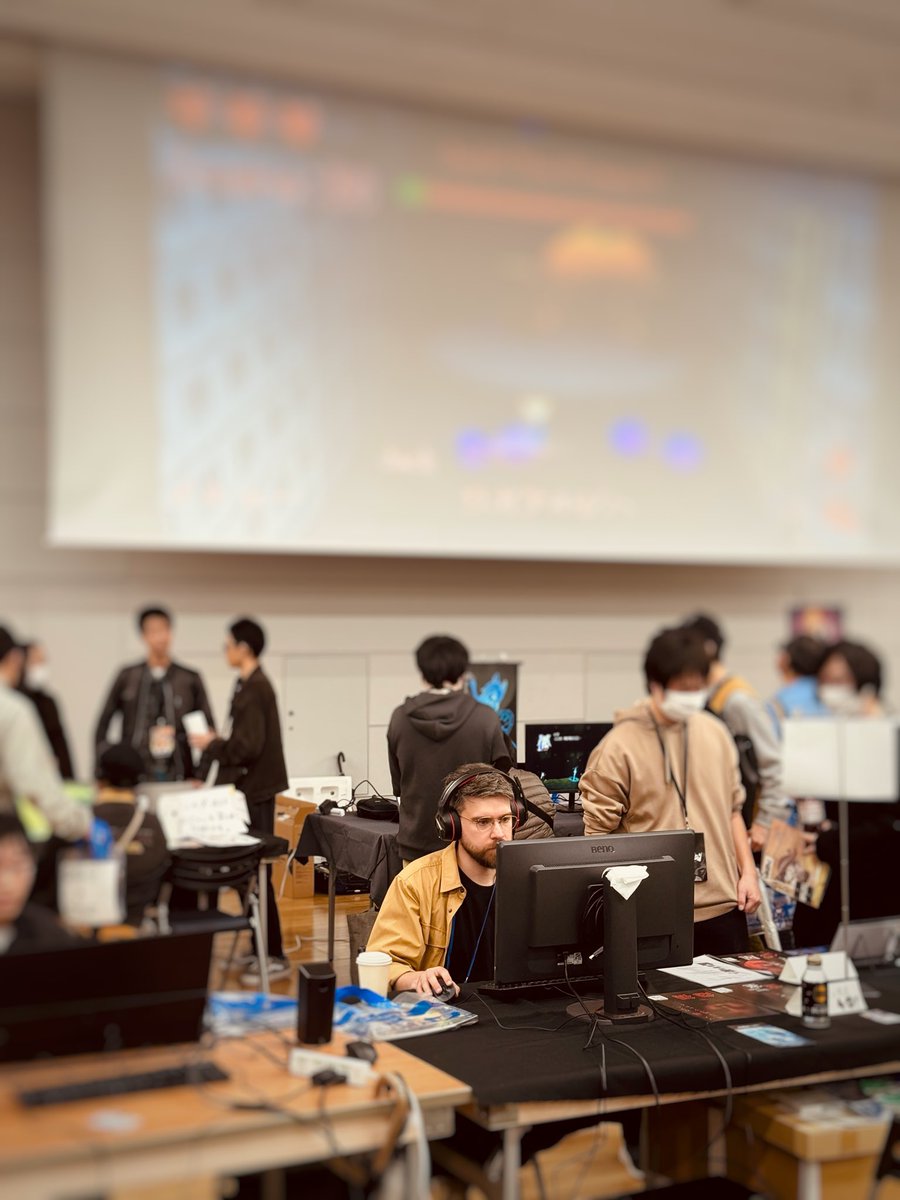 先日 #東京ゲームダンジョン10 で見た3つのこと：

- ジャンル: ローグライト、RPG、ノベルゲームが特に多く見られました。

- 会場: 2フロア開催のおかげで、ブース間の混雑が少なく、快適に見て回れました！

- 制作風景: ご夫婦やご家族で制作されたゲームが多く、ほっこりしました！😊