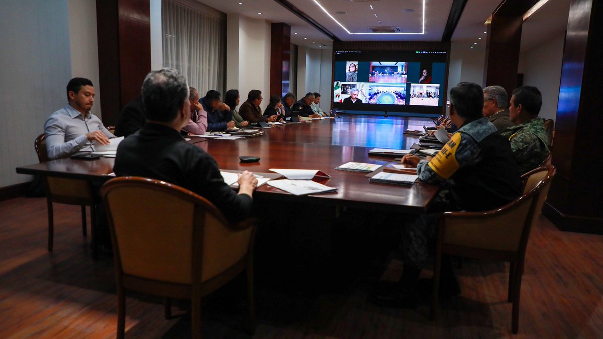 juliomenchaca_'s tweet image. Sostuvimos una reunión de trabajo con nuestra Presidenta @Claudiashein y el comité de Emergencia, para dar seguimiento a las acciones en las zonas afectadas por las lluvias.

Continuamos coordinando esfuerzos para garantizar la atención a las familias, la entrega de apoyos y la…