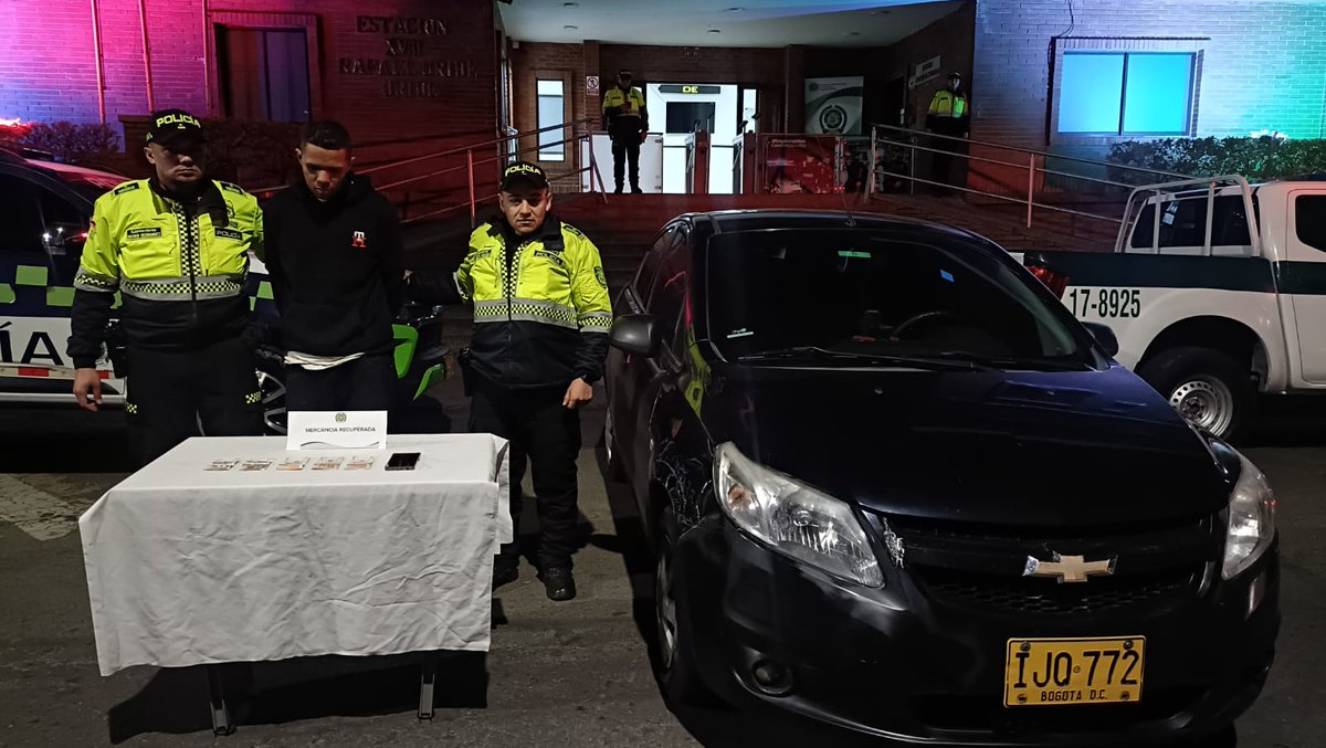 Está madrugada sobre la 1:00 a.m  4 sujetos con armas de fuego hurtaron frente a la zona verde recuperada un vehículo que trabaja en plataformas. 🐀 

Gracias a oportuna reacción de <a href="/PoliciaBogota/">Policía Metropolitana de Bogotá</a> se logró recuperar el vehículo y capturar a una persona. #NoPasarán <a href="/SeguridadBOG/">Secretaría de Seguridad BOG</a>
