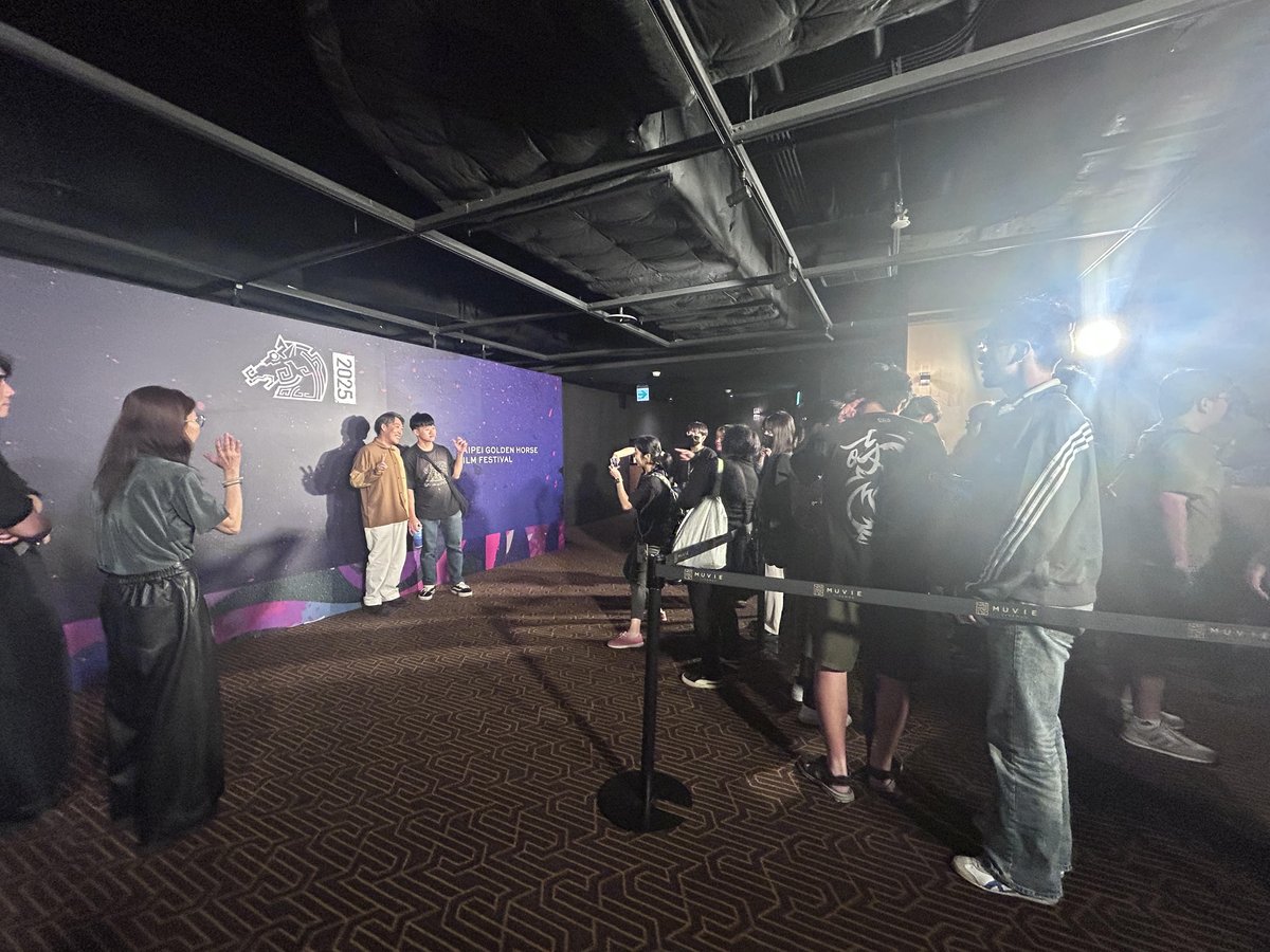 apaleview2025's tweet image. 映画『#遠い山なみの光』海外情報🌏

#石川慶 監督 in 台湾📸

台湾の映画祭＆プロモーションで
渡航中の石川監督！

上映後のQAでは本屋文化豊かな、文学的な質問もたくさんあがり、満席の劇場が熱気に包まれました。

台湾での #遠い山なみの光 #群山淡景 の劇場公開は12/5です📝…